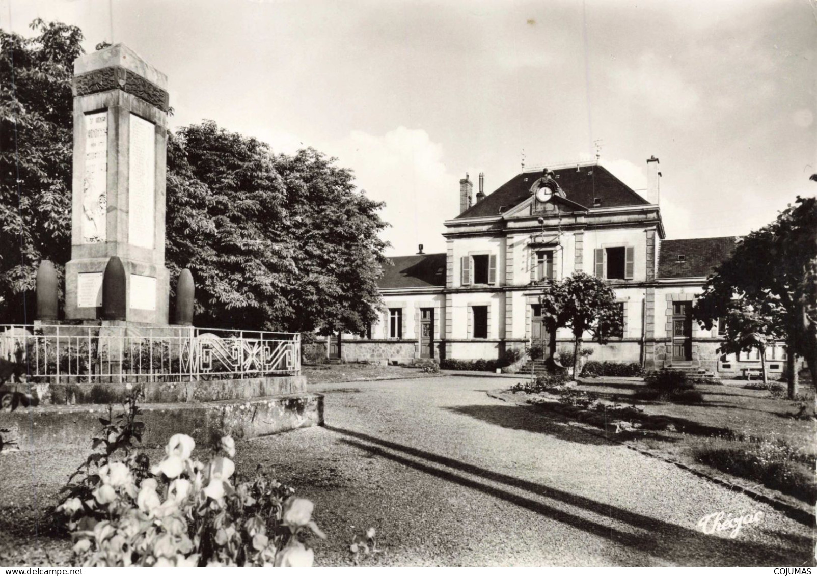 87 - ST SULPICE LES FEUILLES _S28060_ La Mairie Et Le Monument Aux Morts - THEOJAC - CPSM 15x10 Cm - Saint Sulpice Les Feuilles