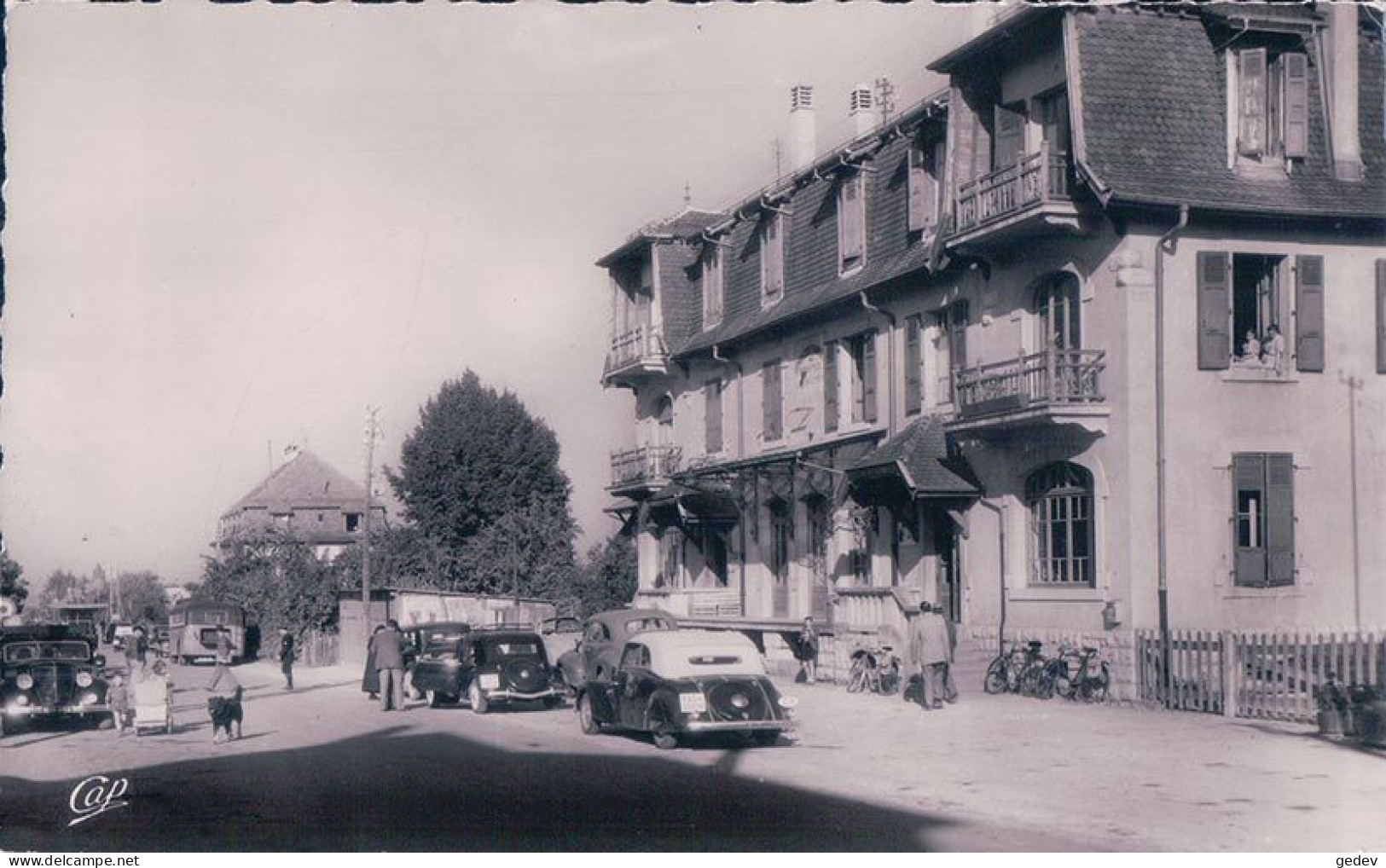 France 74, St Julien En Genevois, Automobiles Devant La Douane Française (25) - Saint-Julien-en-Genevois