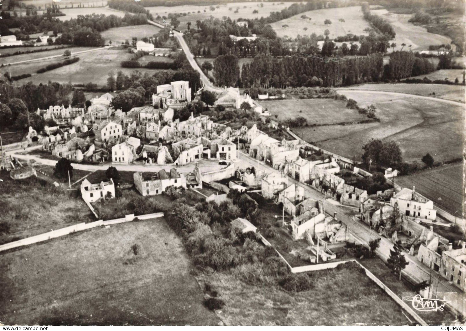 87 - ORADOUR SUR GLANE _S28063_ Vue Aérienne Des Ruines - L'Eglise - En L'état Pli - COMBIER - CPSM 15x10 Cm - Oradour Sur Glane