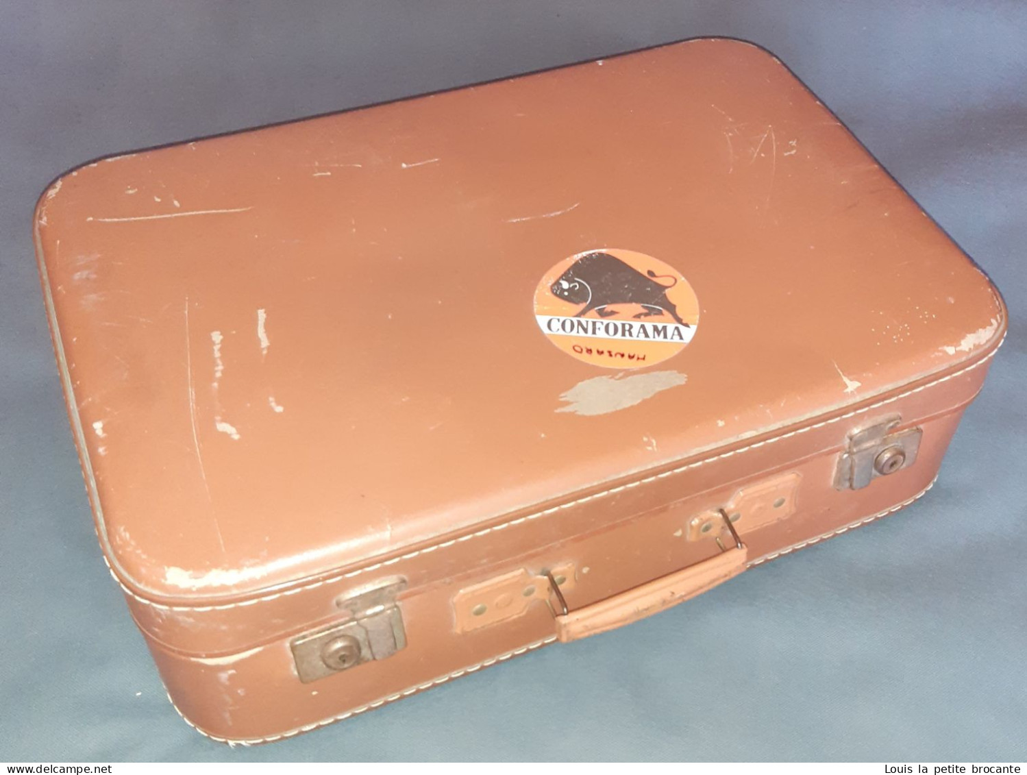 Valise Vintage Année 50, En Carton Rigide, Poignée En Métal, Les Fermetures Fonctionnent Mais Pas De Clé - Andere & Zonder Classificatie