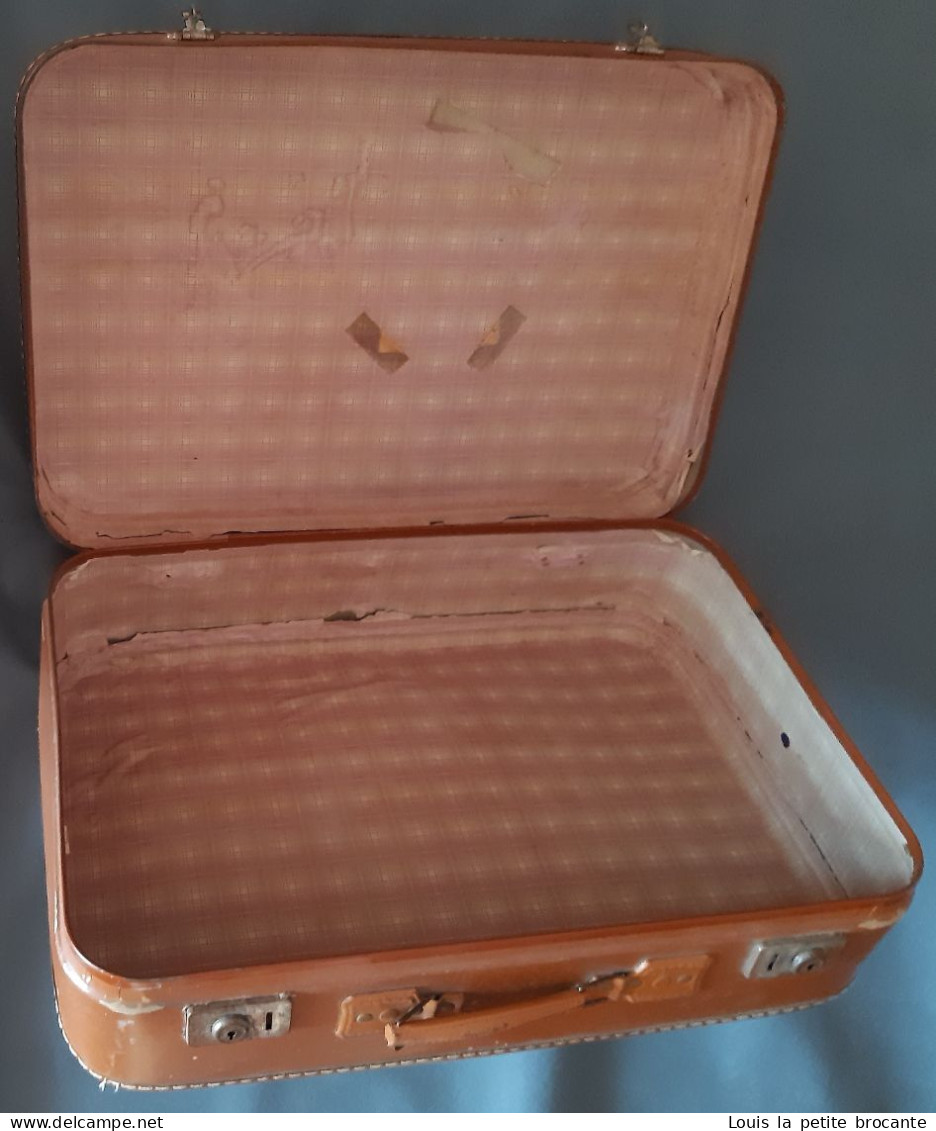 Valise vintage année 50, en carton rigide, poignée en métal, les fermetures fonctionnent mais pas de clé