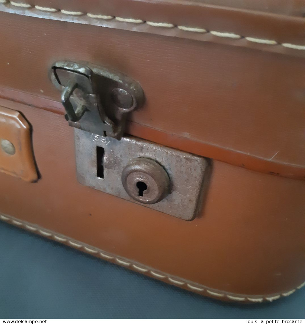 Valise vintage année 50, en carton rigide, poignée en métal, les fermetures fonctionnent mais pas de clé