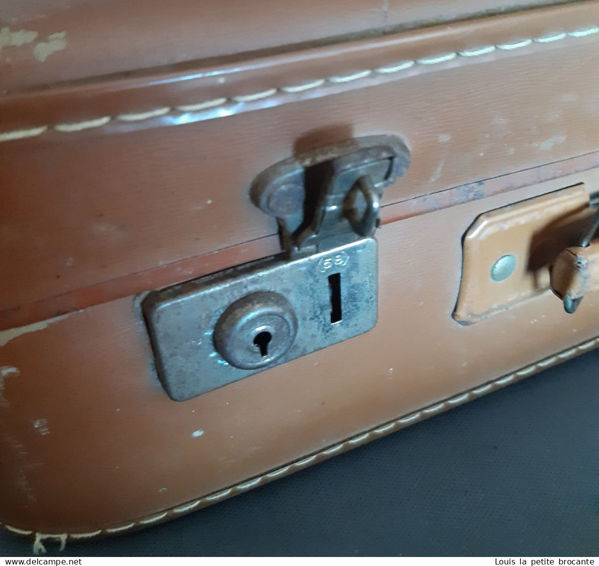 Valise vintage année 50, en carton rigide, poignée en métal, les fermetures fonctionnent mais pas de clé