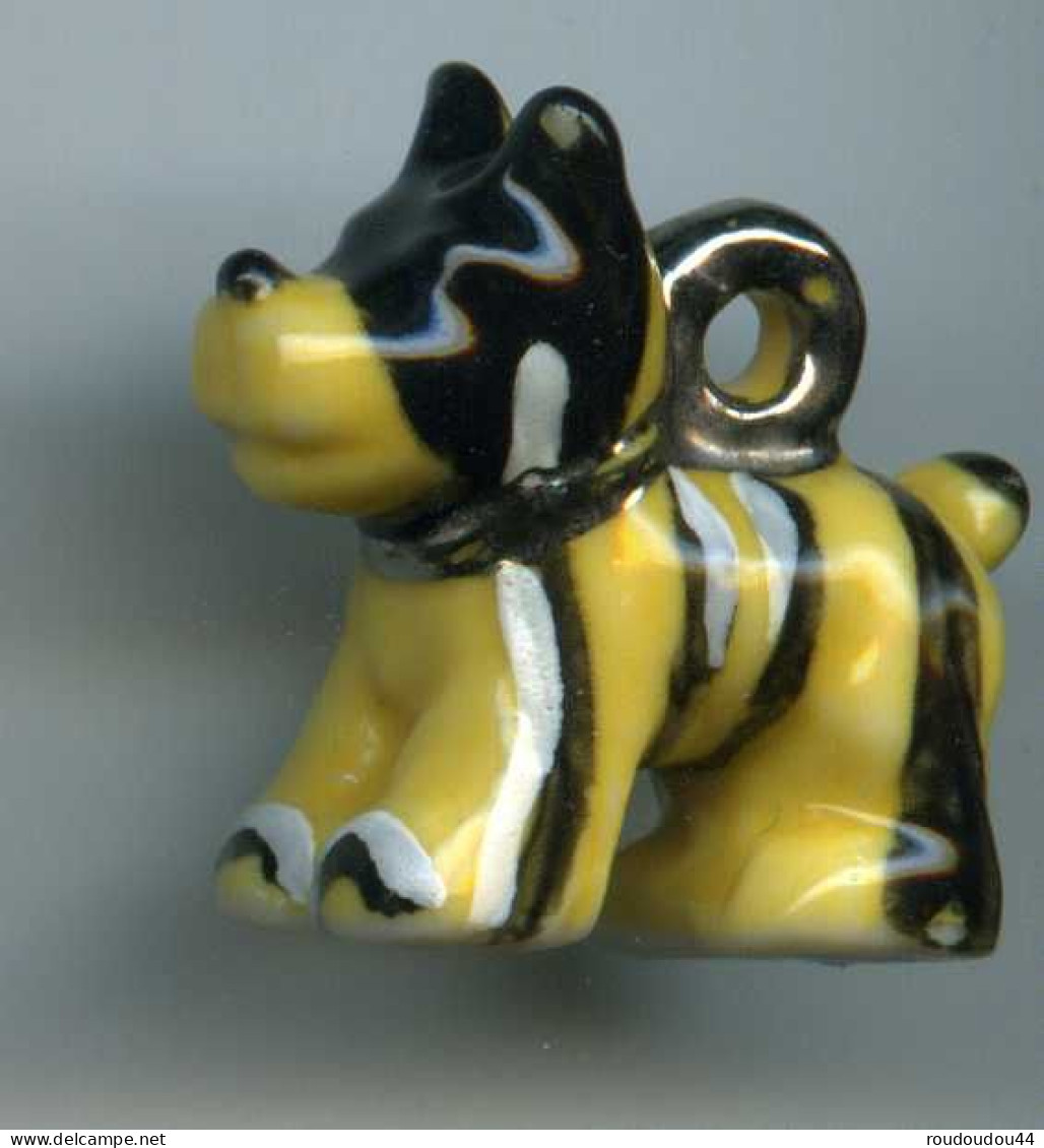 FEVES - FEVE - CHIEN  SCOTTISH ARTY - PENDENTIF FILET PLATINE - JAUNE RAYÉ NOIR ET BLANC - Animali