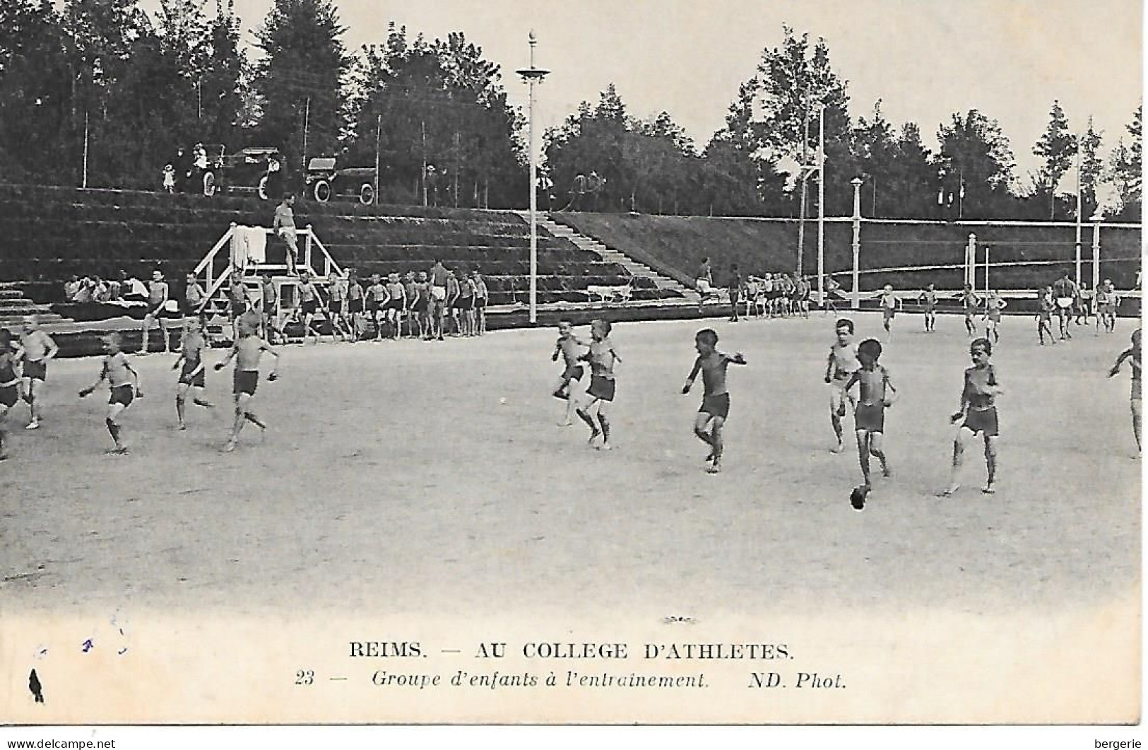 C/259            51   Reims     -    Au Collége D'athetes   -    Groupe D'enfants à L'entrainement - Reims