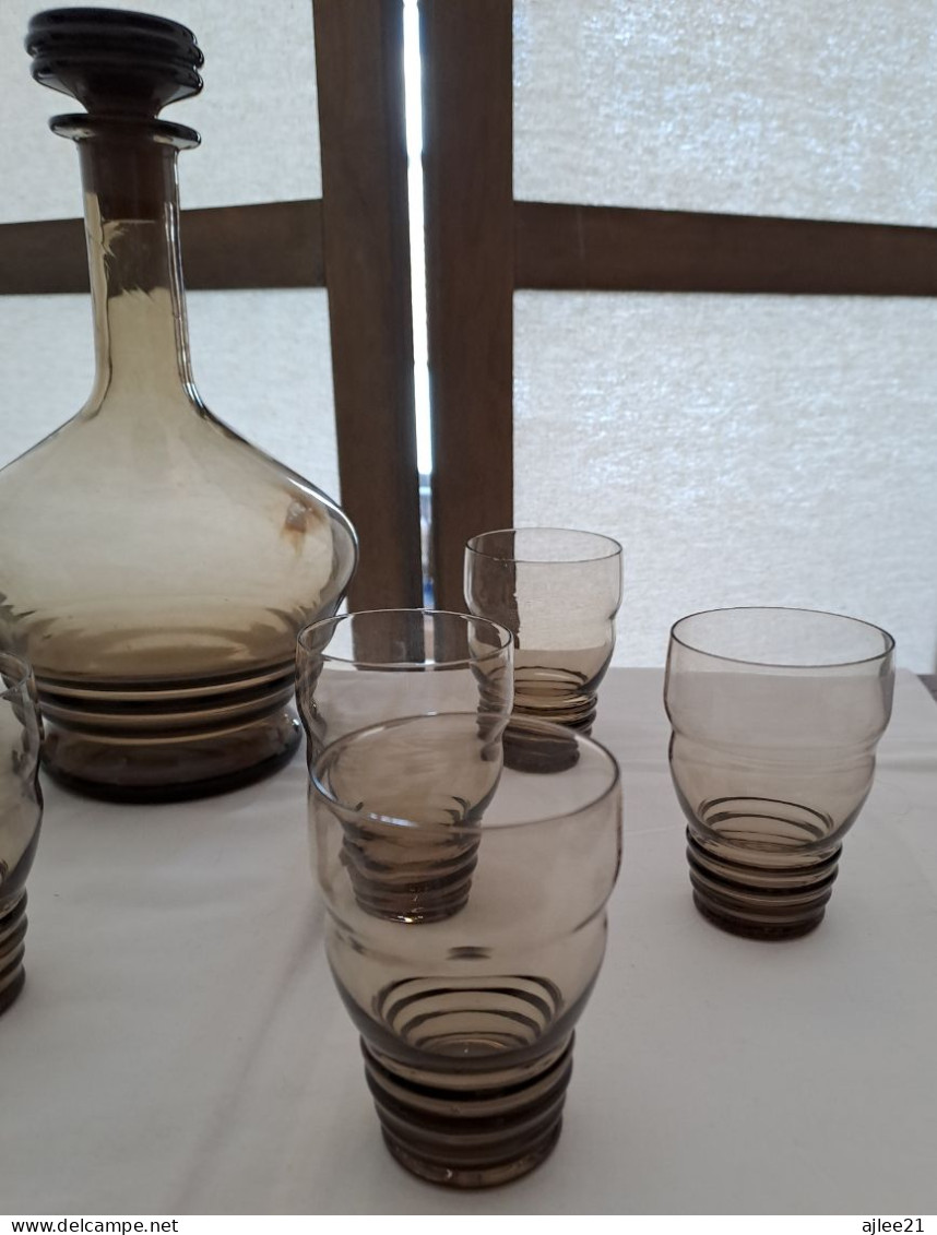 Ensemble Carafe Et Verres. Art Deco. Verre Fumé. - Karaffen