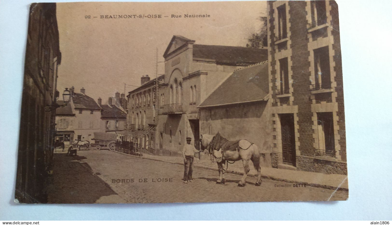 Carte Postale Ancienne  ( Q2 ) De Beaumont Sur Oise , Rue Nationale ( Cornée ) - Beaumont Sur Oise