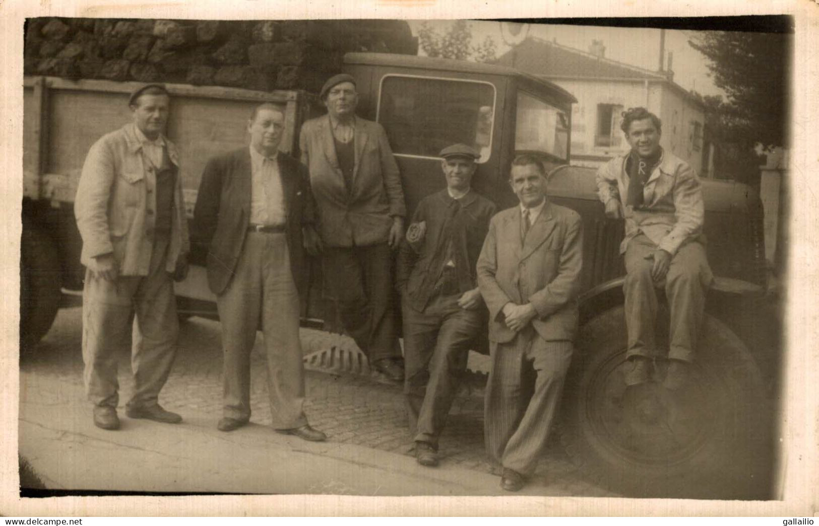 CARTE PHOTO GROUPE DEVANT UN CAION CHARGE DE PIERRES - Fotografie