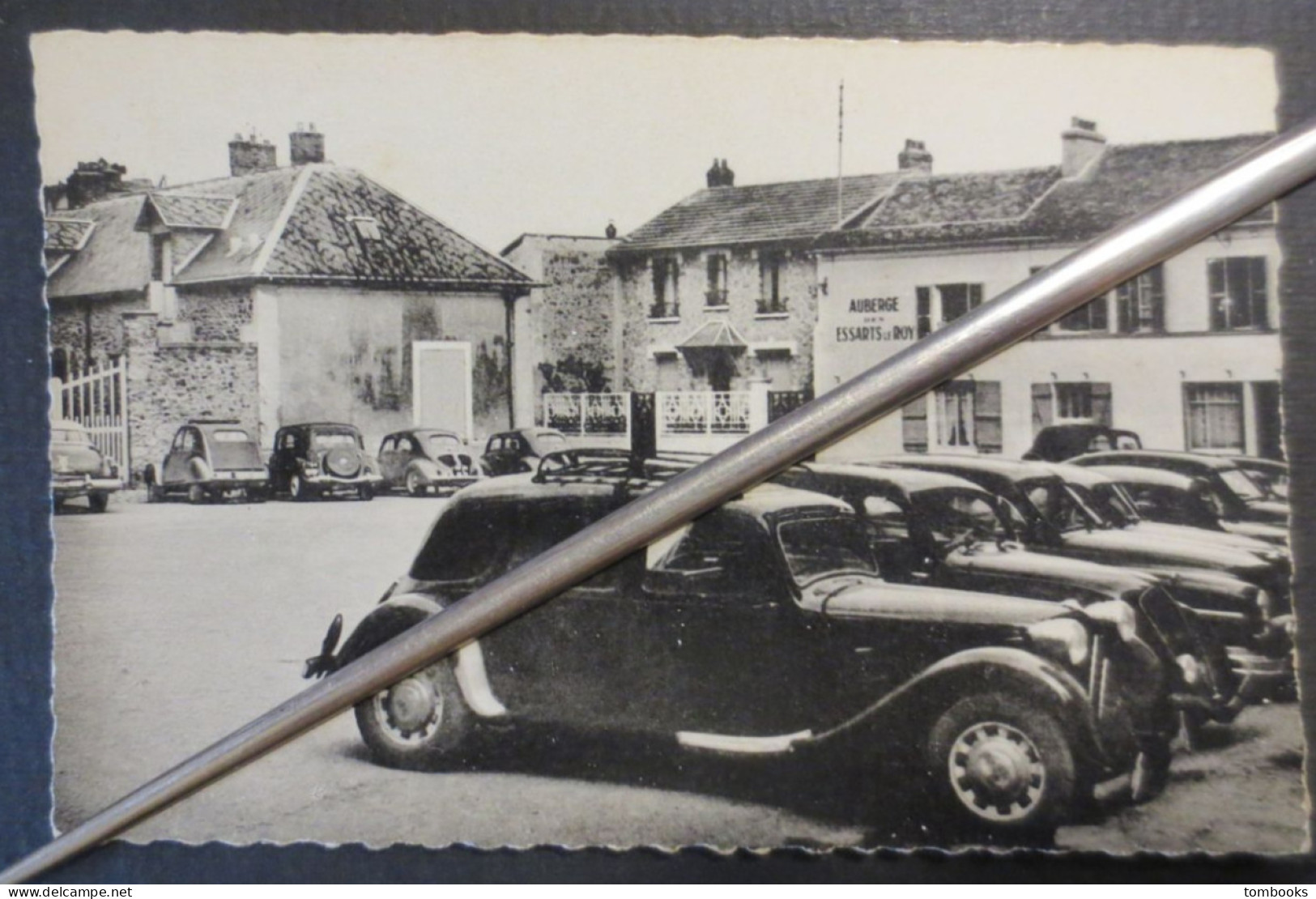 78 - Les Essarts Le Roi - CPSM - Place De La Mairie - Tractions - 203 - 2 CV - 4 CV  Etc - Collection Largemain - TBE - - Les Essarts Le Roi