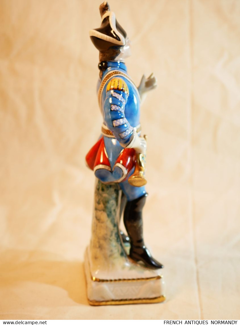 CAPODIMONTE - sujet militaire en porcelaine - HORNIST  trompette marque au N couronné  Style XVIII ième