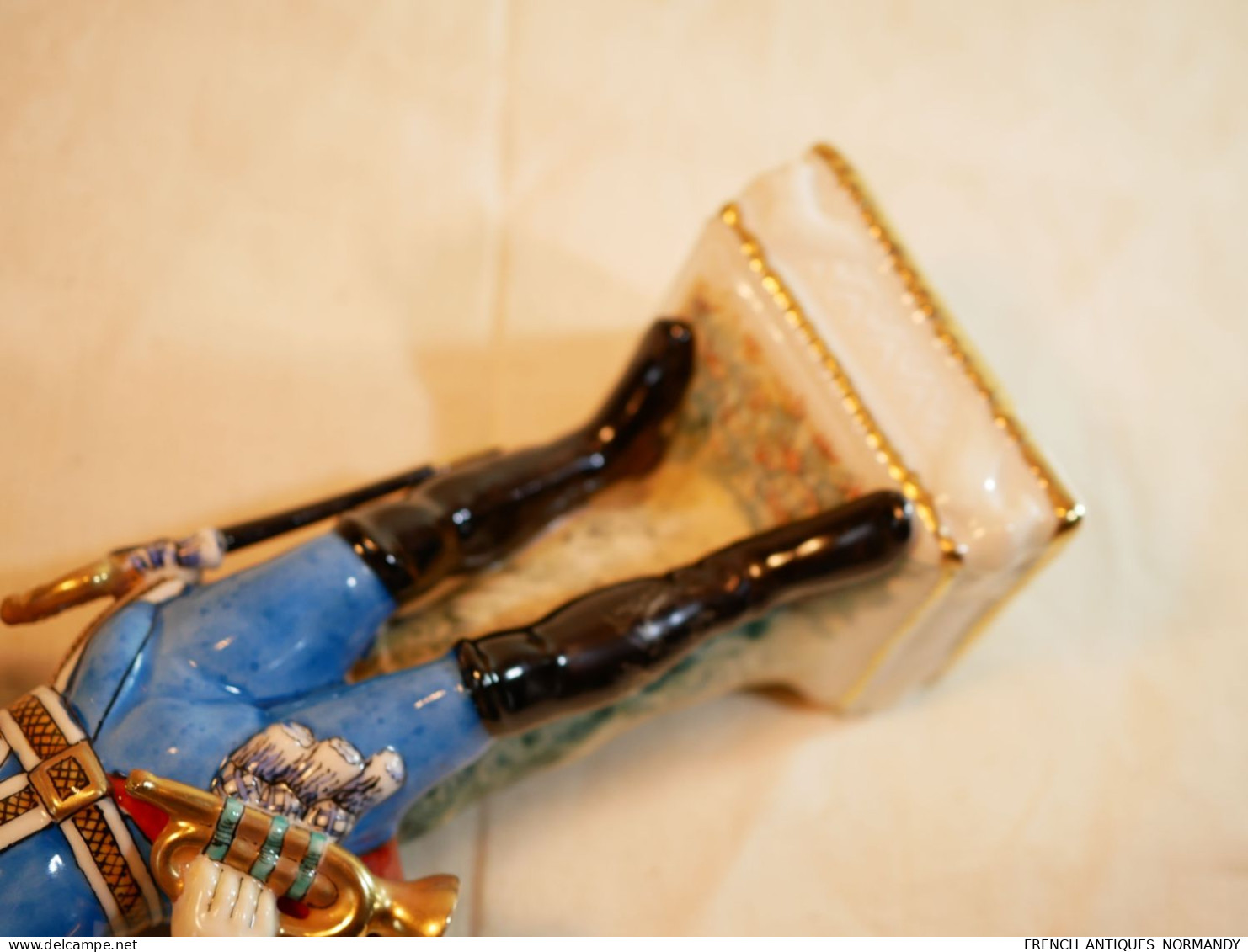 CAPODIMONTE - sujet militaire en porcelaine - HORNIST  trompette marque au N couronné  Style XVIII ième