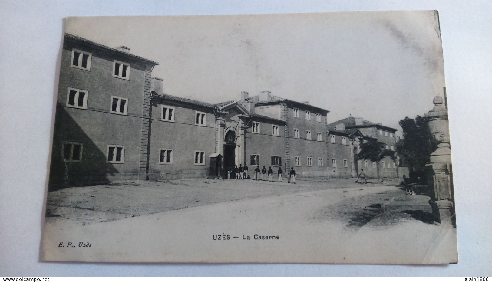 Carte Postale Ancienne ( R8  ) De Uzès , La Caserne - Uzès