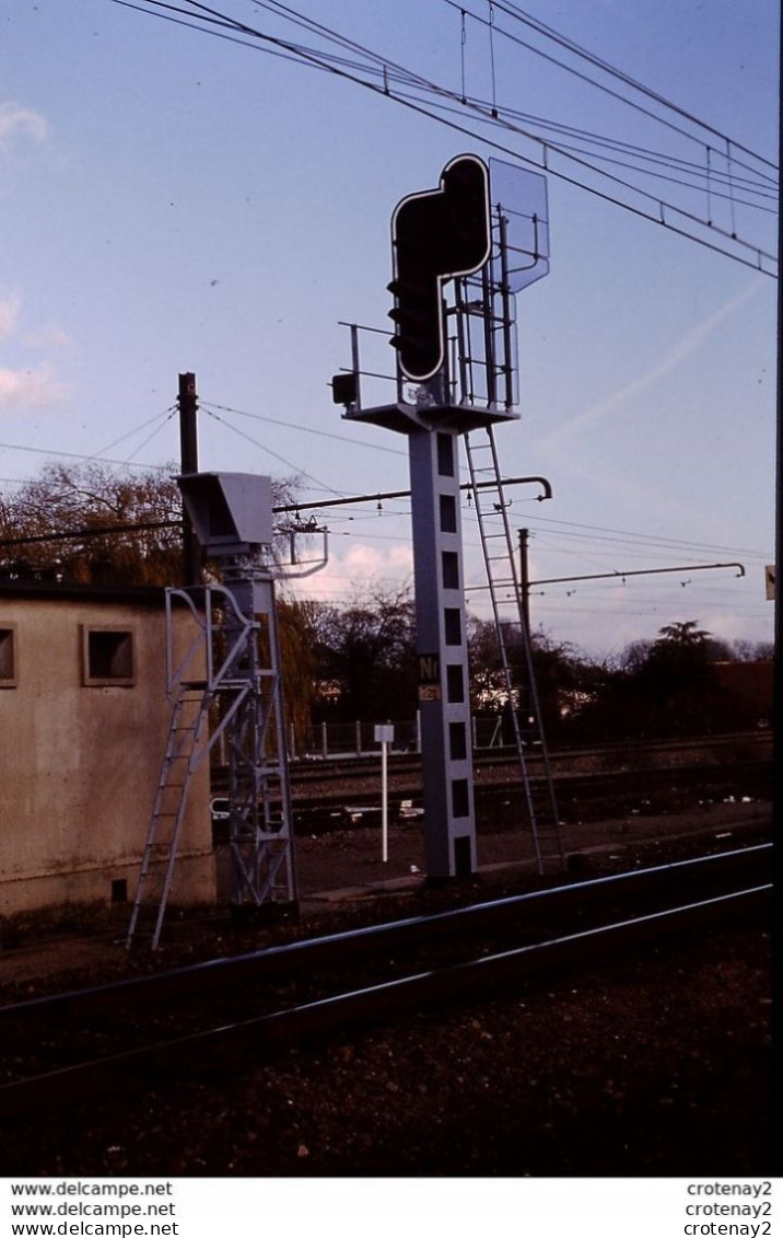 Photo Diapo Slide Diapositive TRAIN Wagon Loco Locomotive Signalisation Signal Carré 211 à MONTEREAU En 1992 VOIR ZOOM - Diapositive