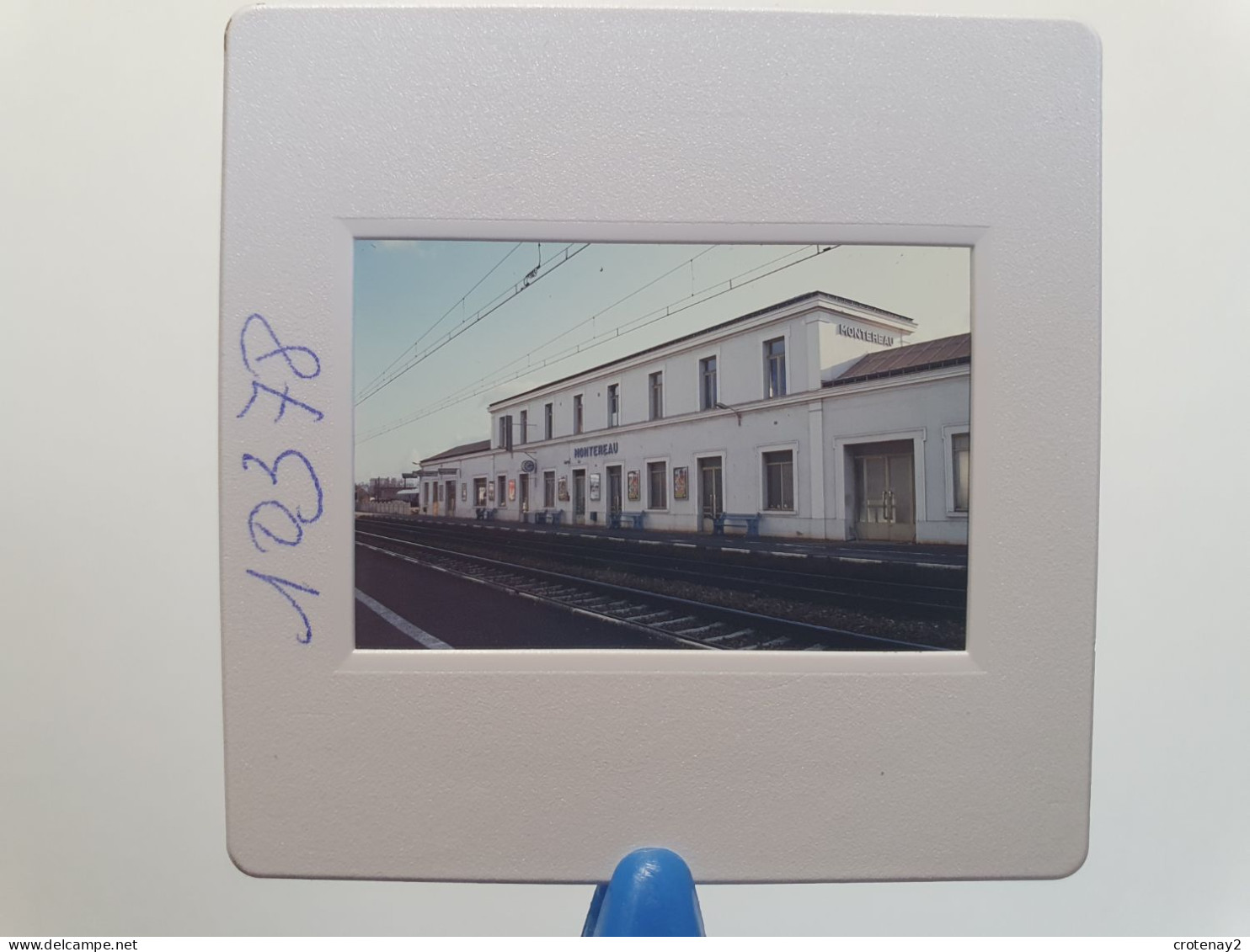 Photo Diapo Slide Diapositive TRAIN Wagon Loco Locomotive Gare SNCF De MONTEREAU Quai 5 En 1992 VOIR ZOOM - Diapositives (slides)