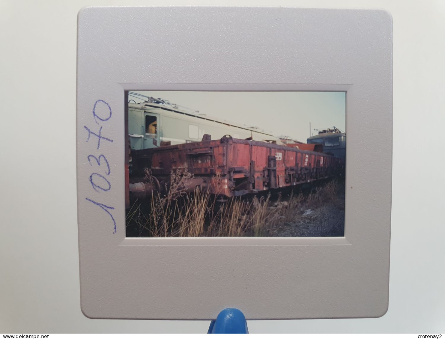 Photo Diapo Slide Diapositive TRAIN Wagon Loco Locomotive Gros Plan Wagon Plat à BEZIERS En 1992 VOIR ZOOM - Diapositives