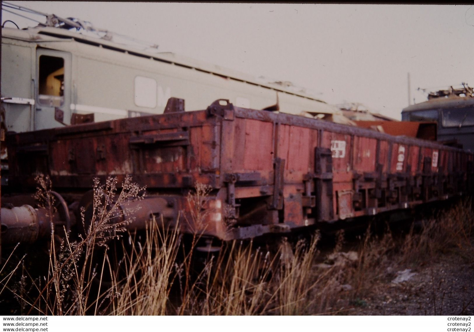 Photo Diapo Slide Diapositive TRAIN Wagon Loco Locomotive Gros Plan Wagon Plat à BEZIERS En 1992 VOIR ZOOM - Dias