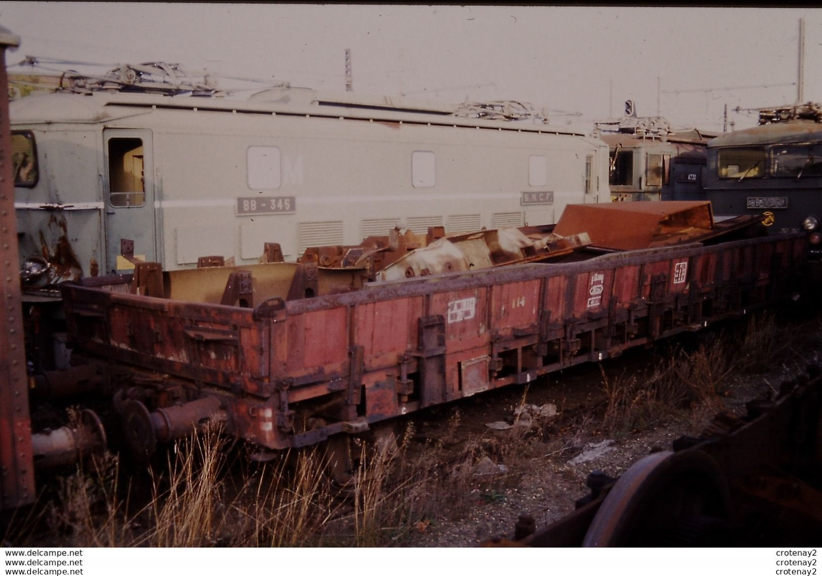 Photo Diapo Slide Diapositive TRAIN Wagon Loco Locomotive SNCF BB 345 Et Wagon Plat à BEZIERS En 1992 VOIR ZOOM - Diapositives