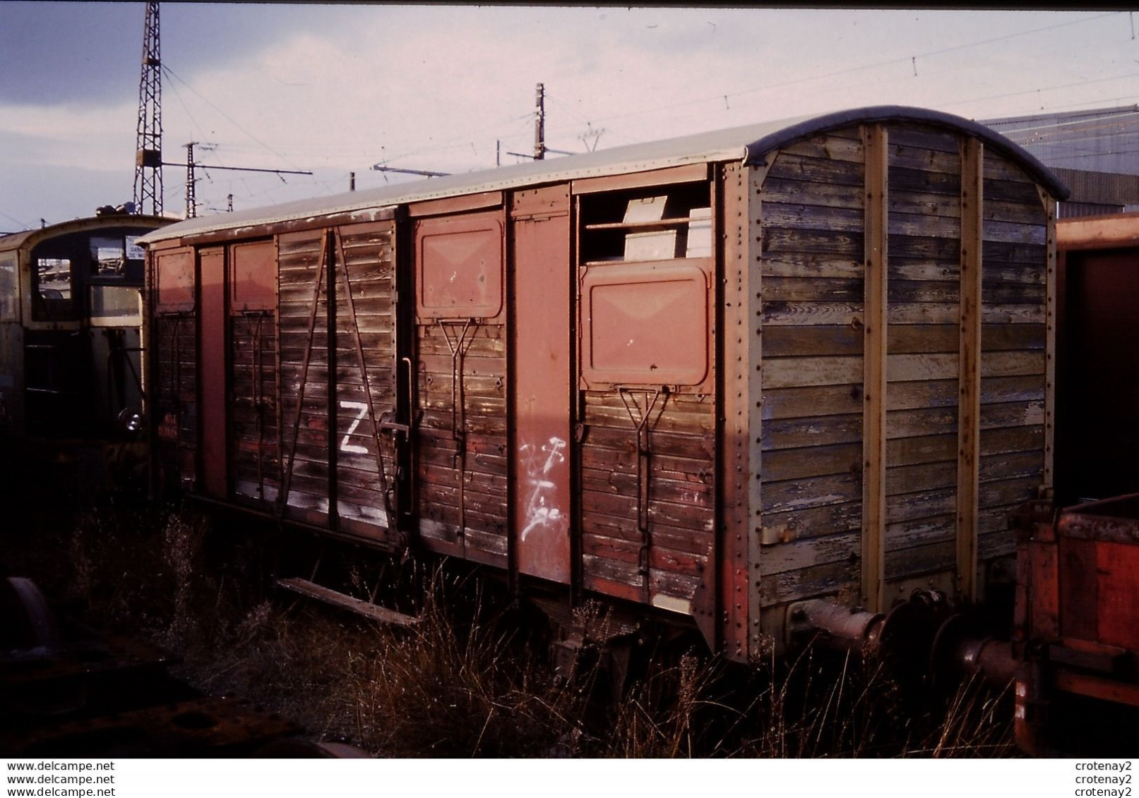 Photo Diapo Slide Diapositive TRAIN Wagon Loco Locomotive Wagon Couvert Classé Z à BEZIERS En 1992 VOIR ZOOM - Diapositives (slides)