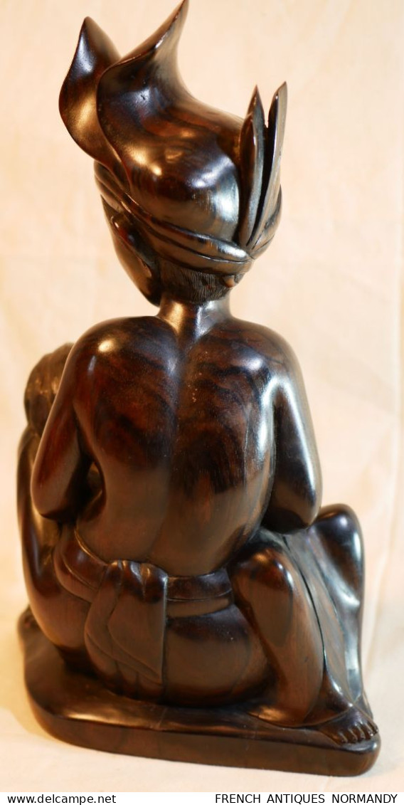 INDONÉSIE - Ile de Bali Sculpture balinaise d'un prince et de sa femme enceinte  En bois de fer Très bel état