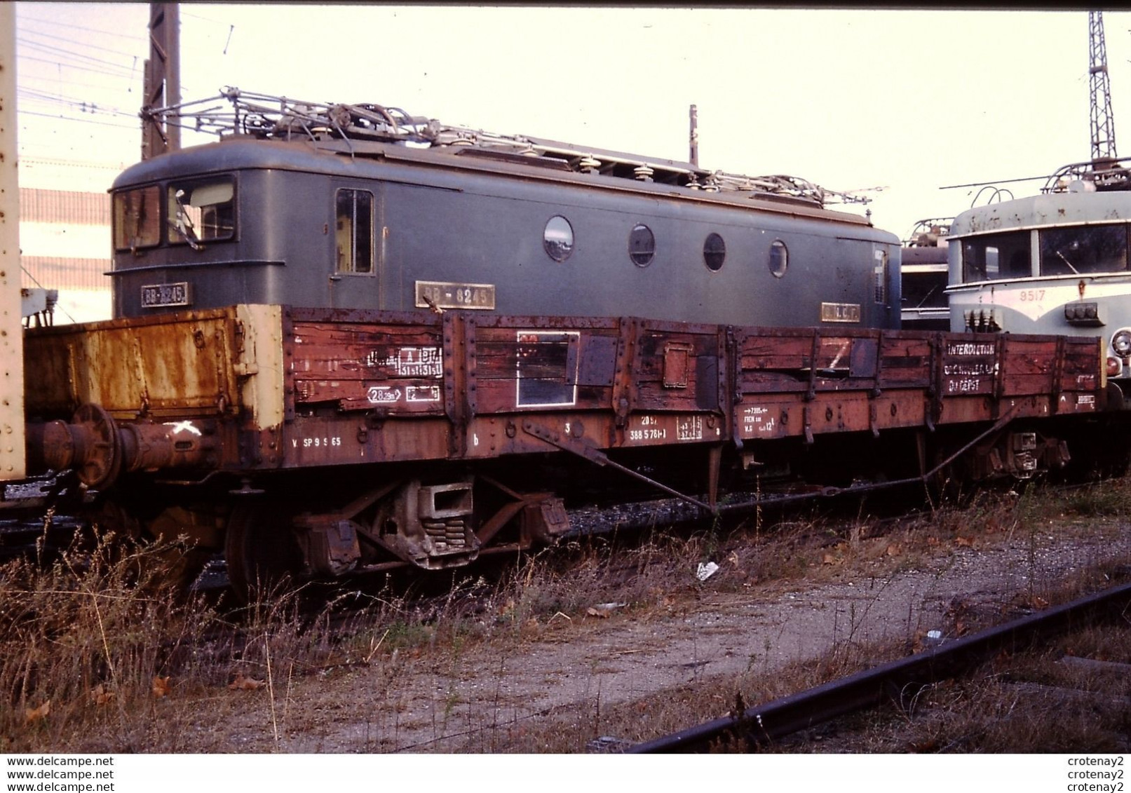 Photo Diapo Slide Diapositive TRAIN Wagon Locomotive SNCF BB 8245 Et 9517 Wagon Plat Classé Z à BEZIERS 1992 VOIR ZOOM - Diapositive