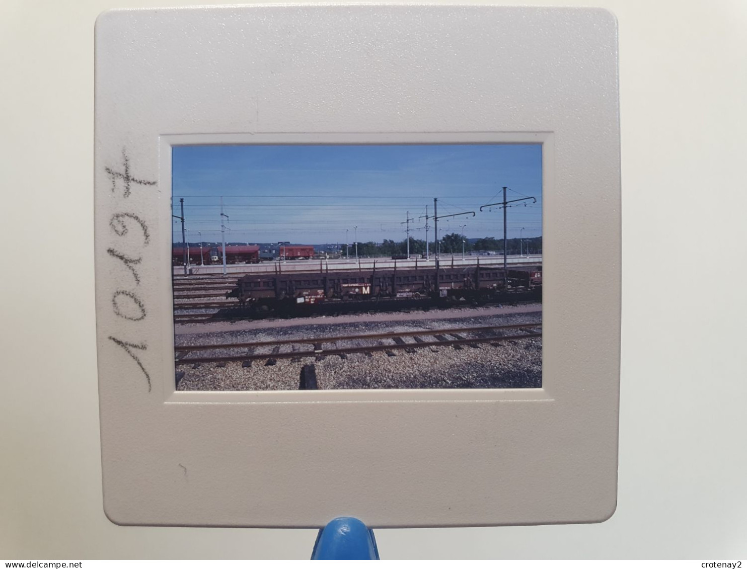 Photo Diapo Slide Diapositive TRAIN Wagon Loco Locomotive Wagon Plat Service M De VILLENEUVE ST GEORGES 1992 VOIR ZOOM - Diapositives (slides)