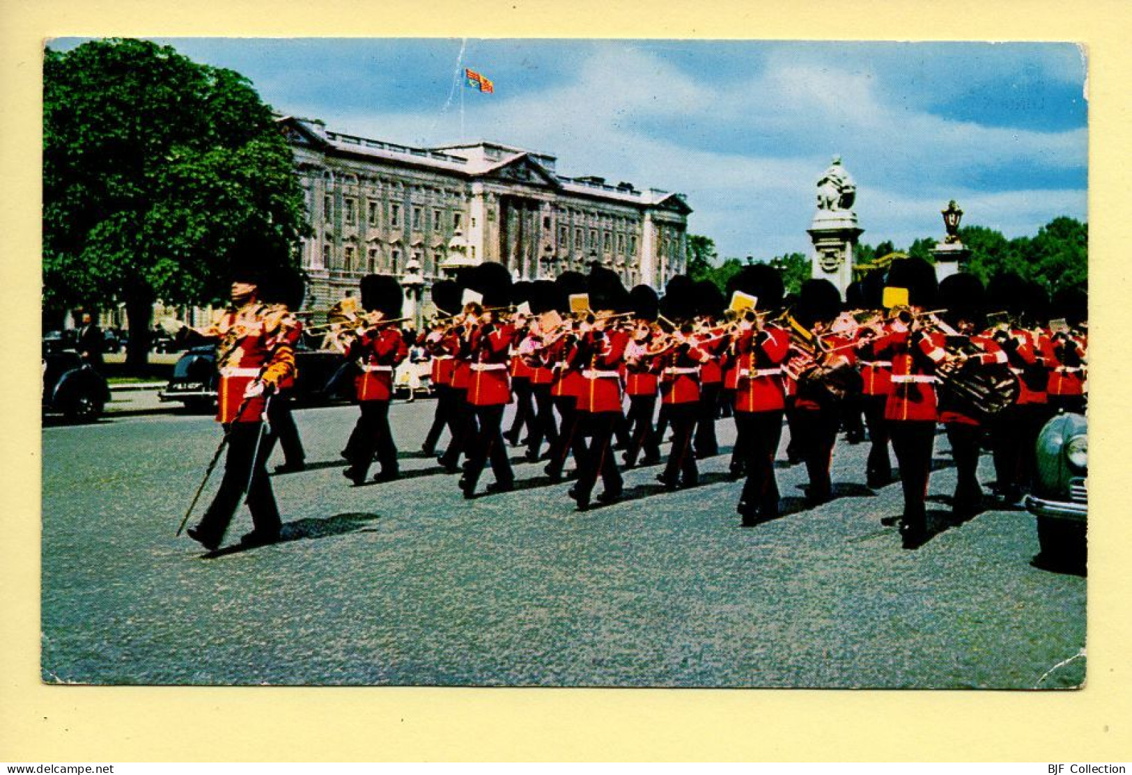 Angleterre : LONDRES – Guards Band Near Buckingham Palace (animée) (voir Scan Recto/verso) - Buckingham Palace