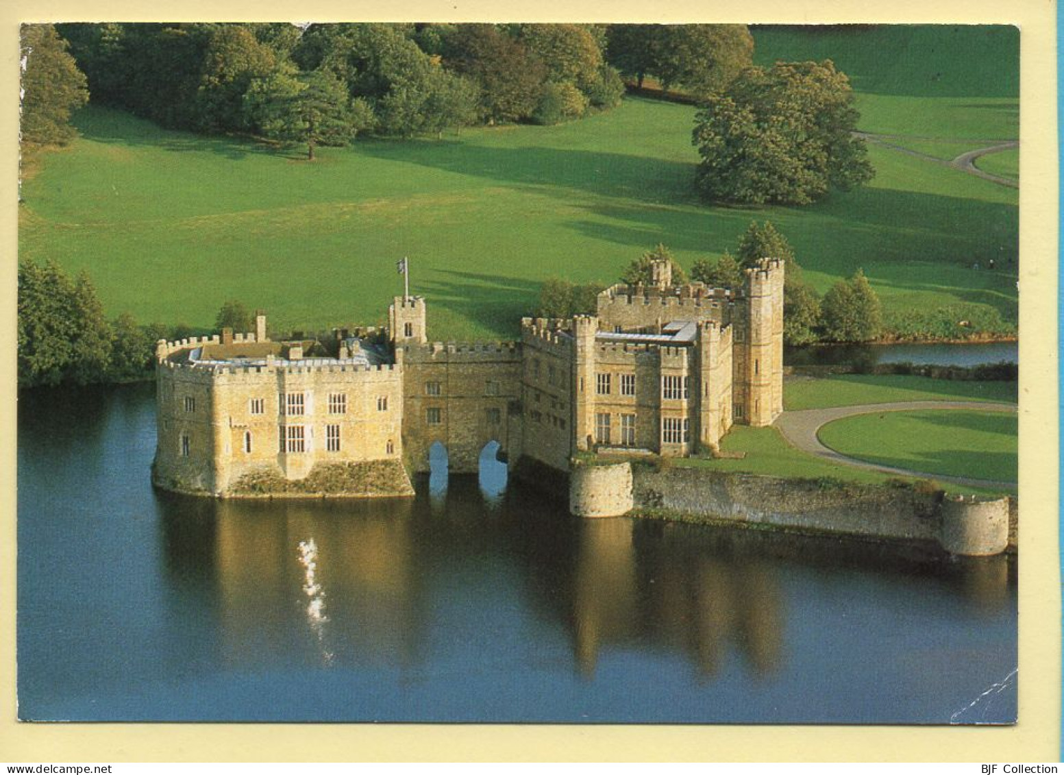 Angleterre : LEEDS CASTLE / Near Maidstone / Kent / Vue Aérienne (voir Scan Recto/verso) - Autres & Non Classés