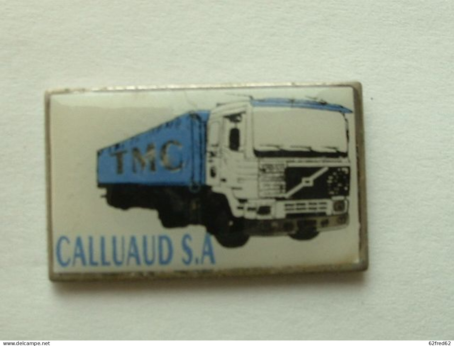 Pin's CAMION  VOLVO - TRANSPORTS CALLUAUD S.A - Transportation