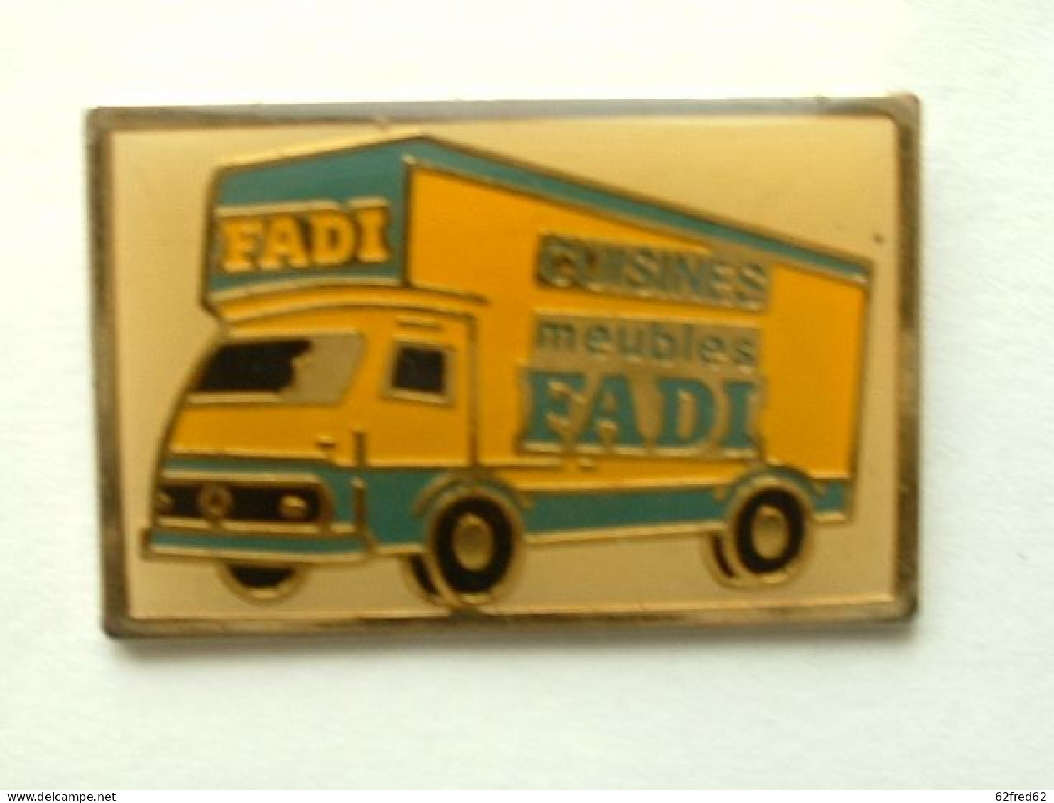 Pin's CAMION  - FADI - CUISINES MEUBLES - Trasporti