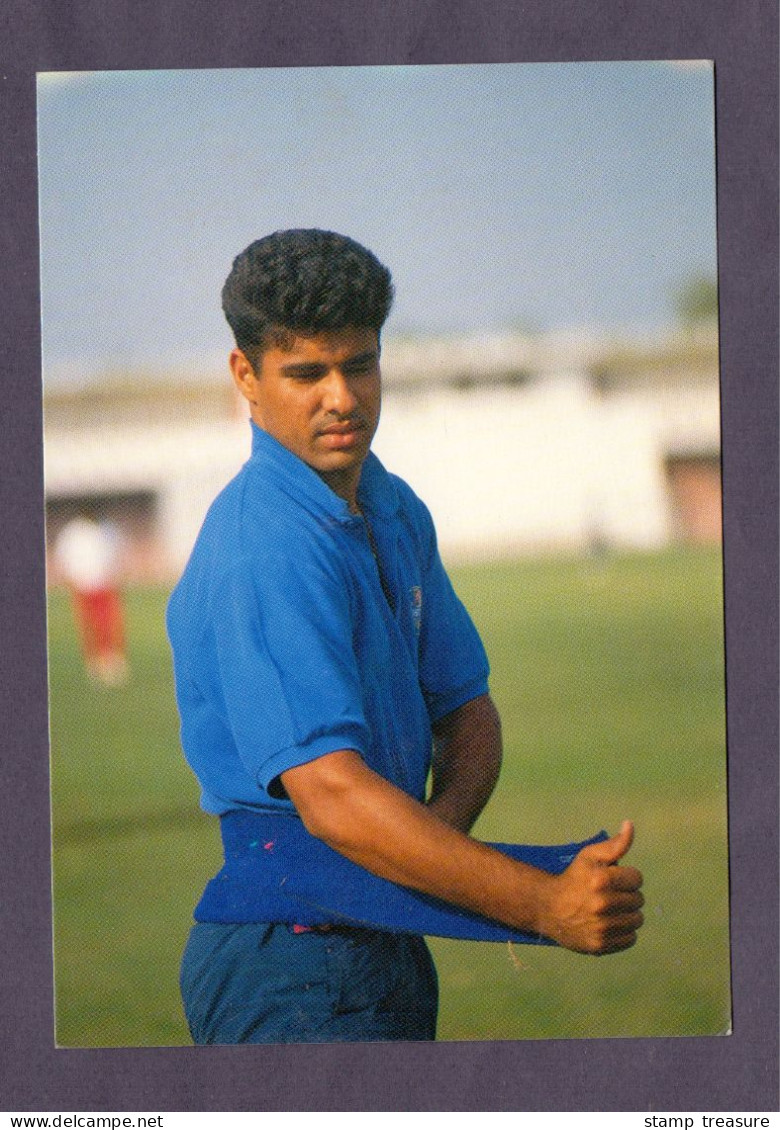Waqar Younis (Pakistani Cricketer) Vintage Pakistani  PostCard (Royal) (THICK PAPER) - Críquet