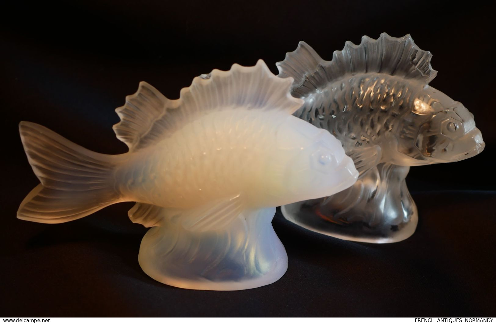 ART DÉCO - 2 Poissons Dont Un Verre Opalescent, L’autre Accidenté Ref BX24POI001 SABINO Ou LALIQUE - Vidrio & Cristal