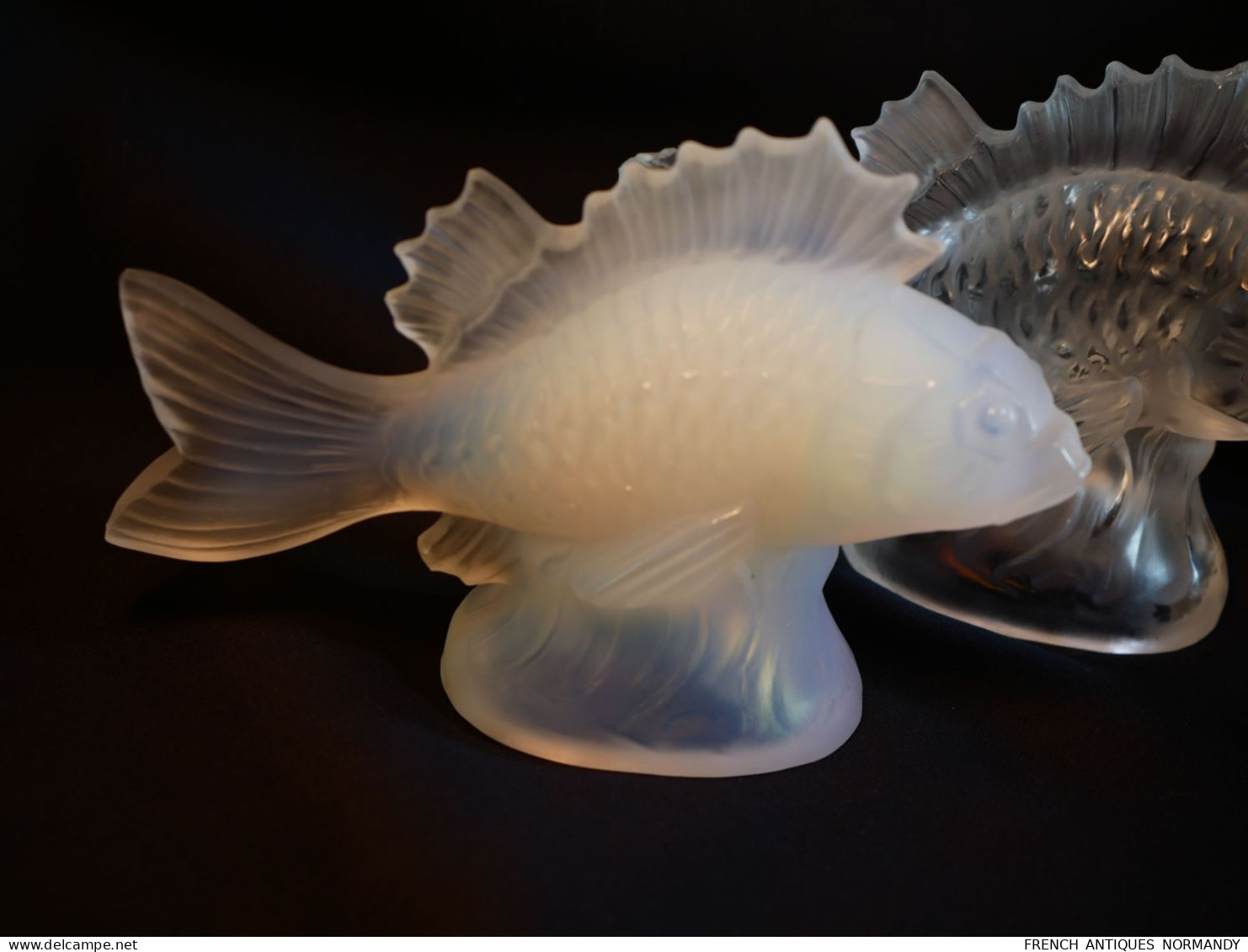 ART DÉCO - 2 Poissons Dont Un Verre Opalescent, L’autre Accidenté Ref BX24POI001 SABINO Ou LALIQUE - Vetro & Cristallo