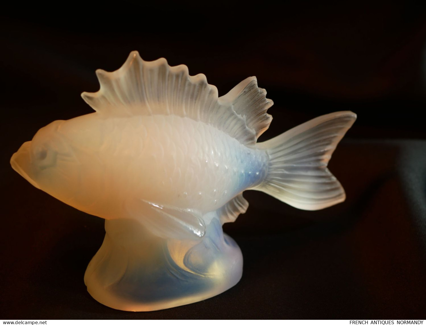 ART DÉCO - 2 poissons dont un verre opalescent, l’autre accidenté ref BX24POI001 SABINO ou LALIQUE