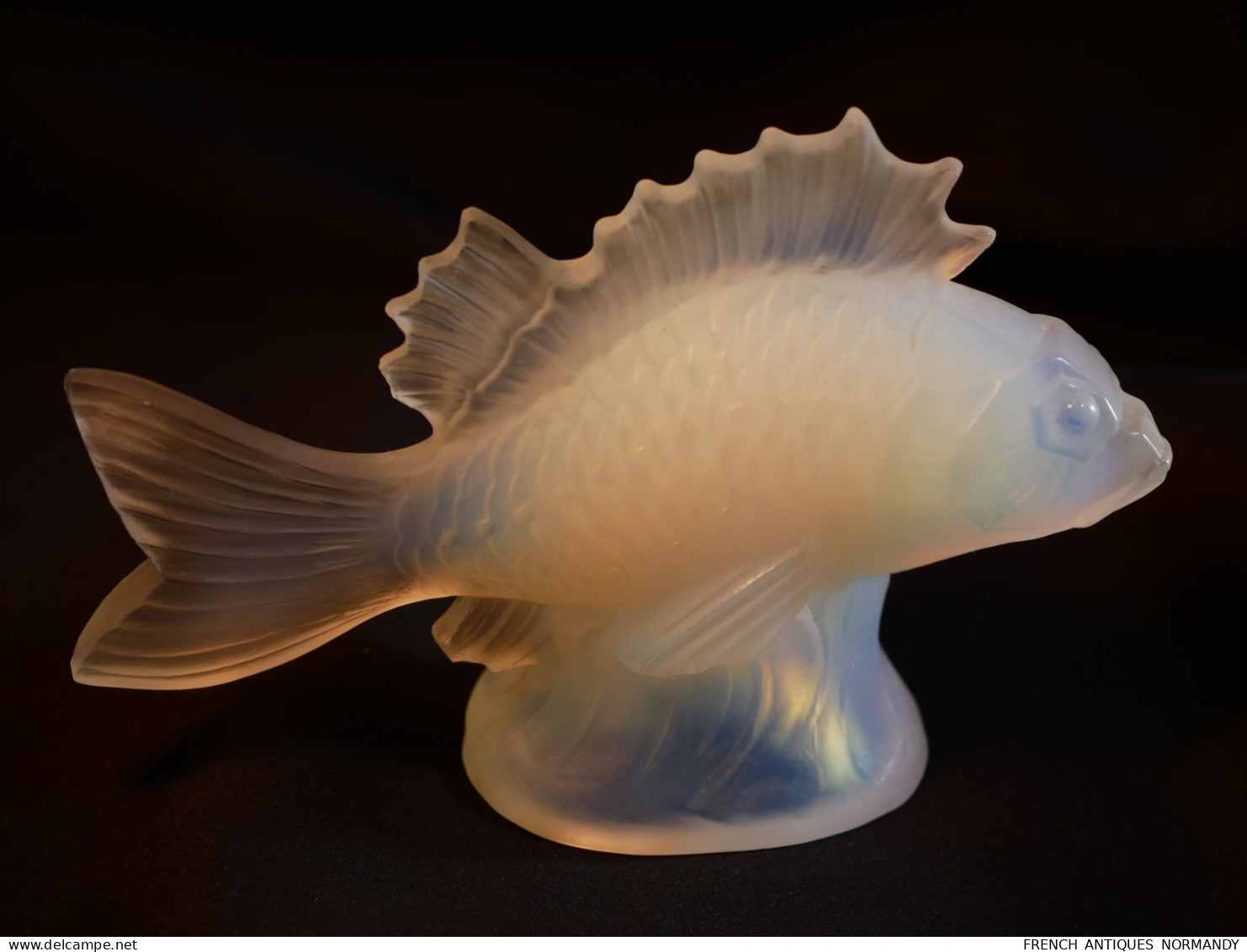 ART DÉCO - 2 poissons dont un verre opalescent, l’autre accidenté ref BX24POI001 SABINO ou LALIQUE