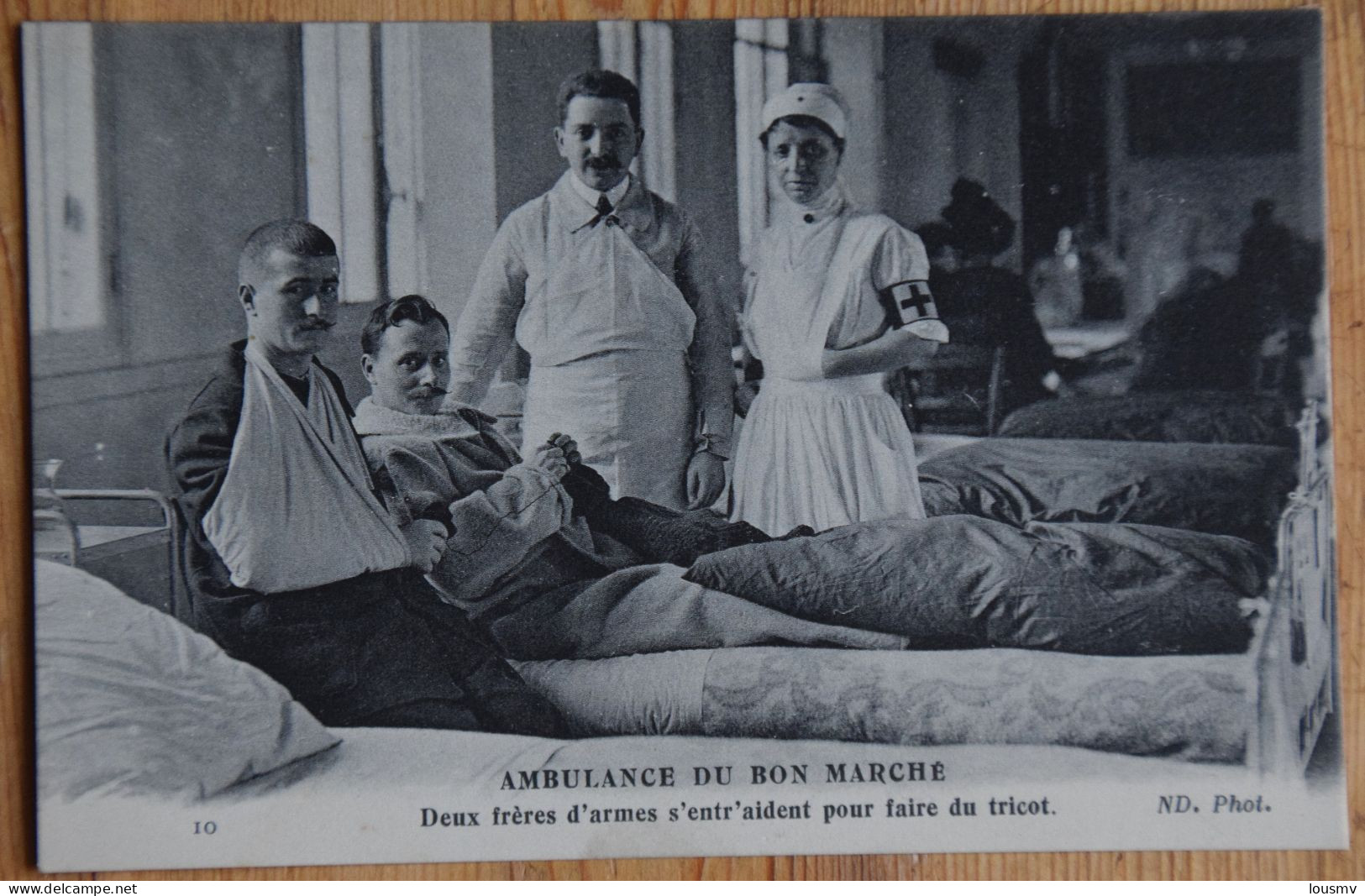 Paris - Ambulance Du Bon Marché - Deux Frères D'armes S'entraident Pour Faire Du Tricot - Animée - (n°29058) - Gesundheit, Krankenhäuser