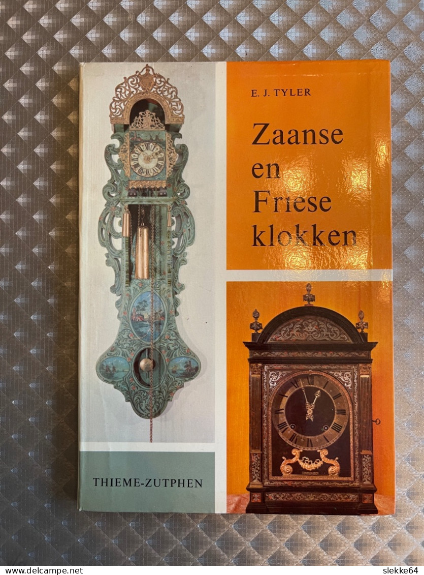 Verzameling boeken, brochures en postkaarten over antieke en historische klokken