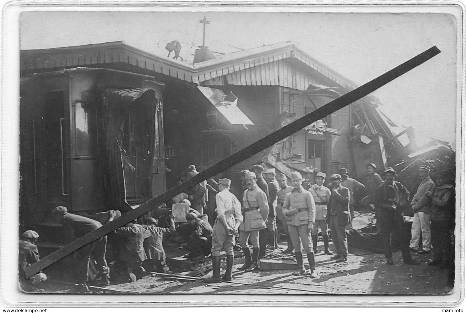 TARASCON -CARTE PHOTO TRES RARE - ACCIDENT DE TRAIN DANS LA GARE EN DEBUT DE SIECLE - TAMPON AU DOS PHOTOGRAPHIE PIERRON - Tarascon