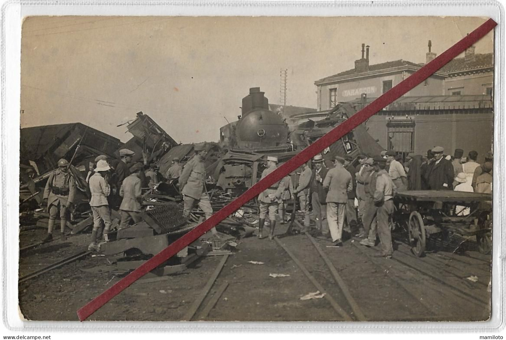 TARASCON -CARTE PHOTO TRES RARE - ACCIDENT DE TRAIN DANS LA GARE EN DEBUT DE SIECLE - TAMPON AU DOS PHOTOGRAPHIE PIERRON - Tarascon