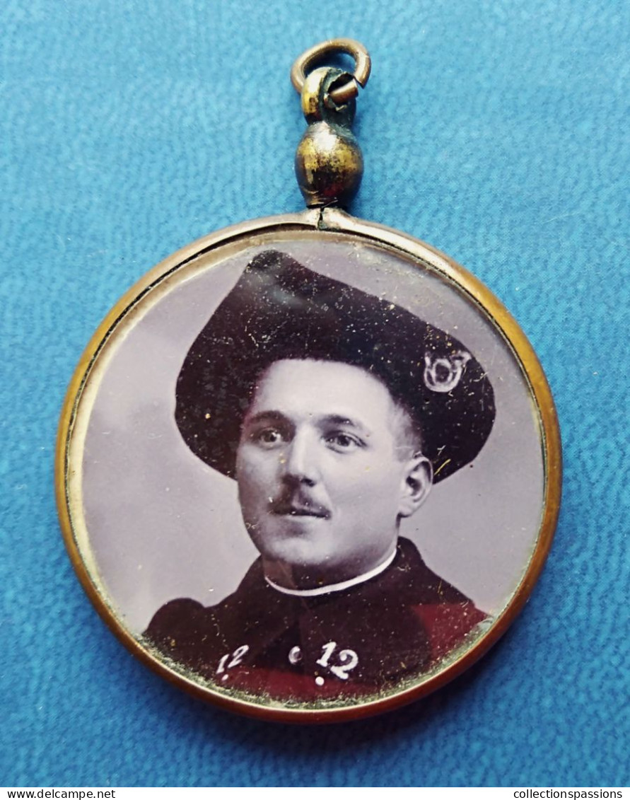 - Ancien Pendentif. Portrait D'un Militaire 12 ème Bataillon De Chasseurs Alpins - - 1914-18