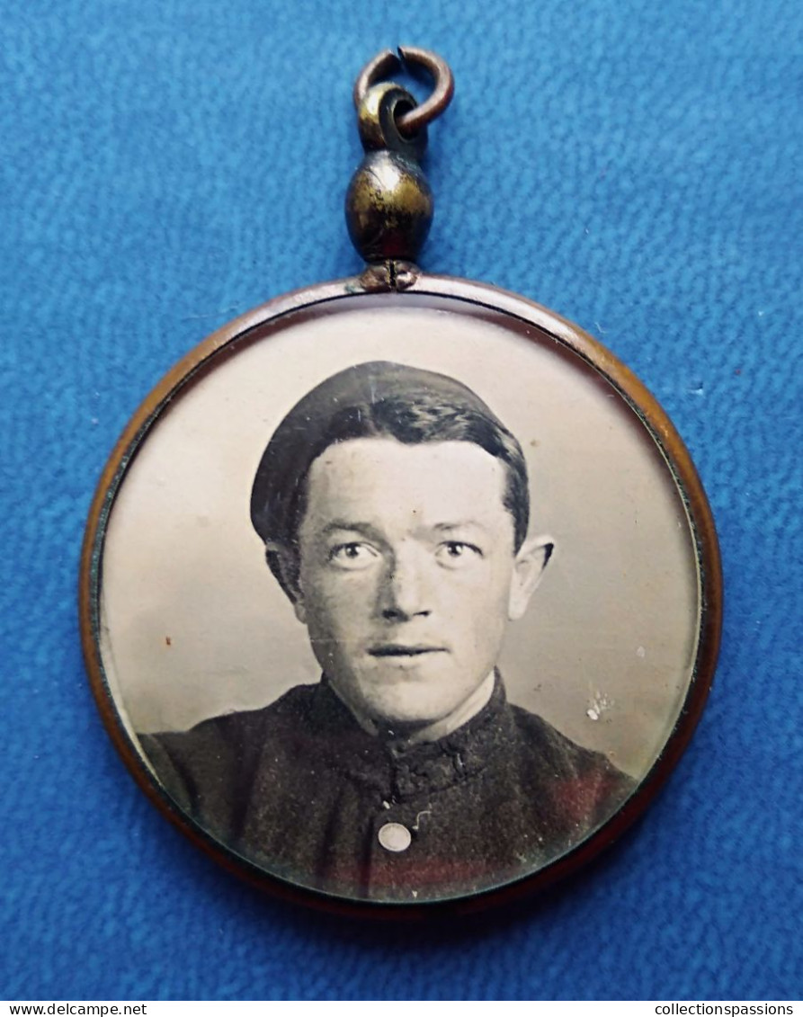 - Ancien Pendentif. Portrait D'un Militaire 12 ème Bataillon De Chasseurs Alpins - - 1914-18