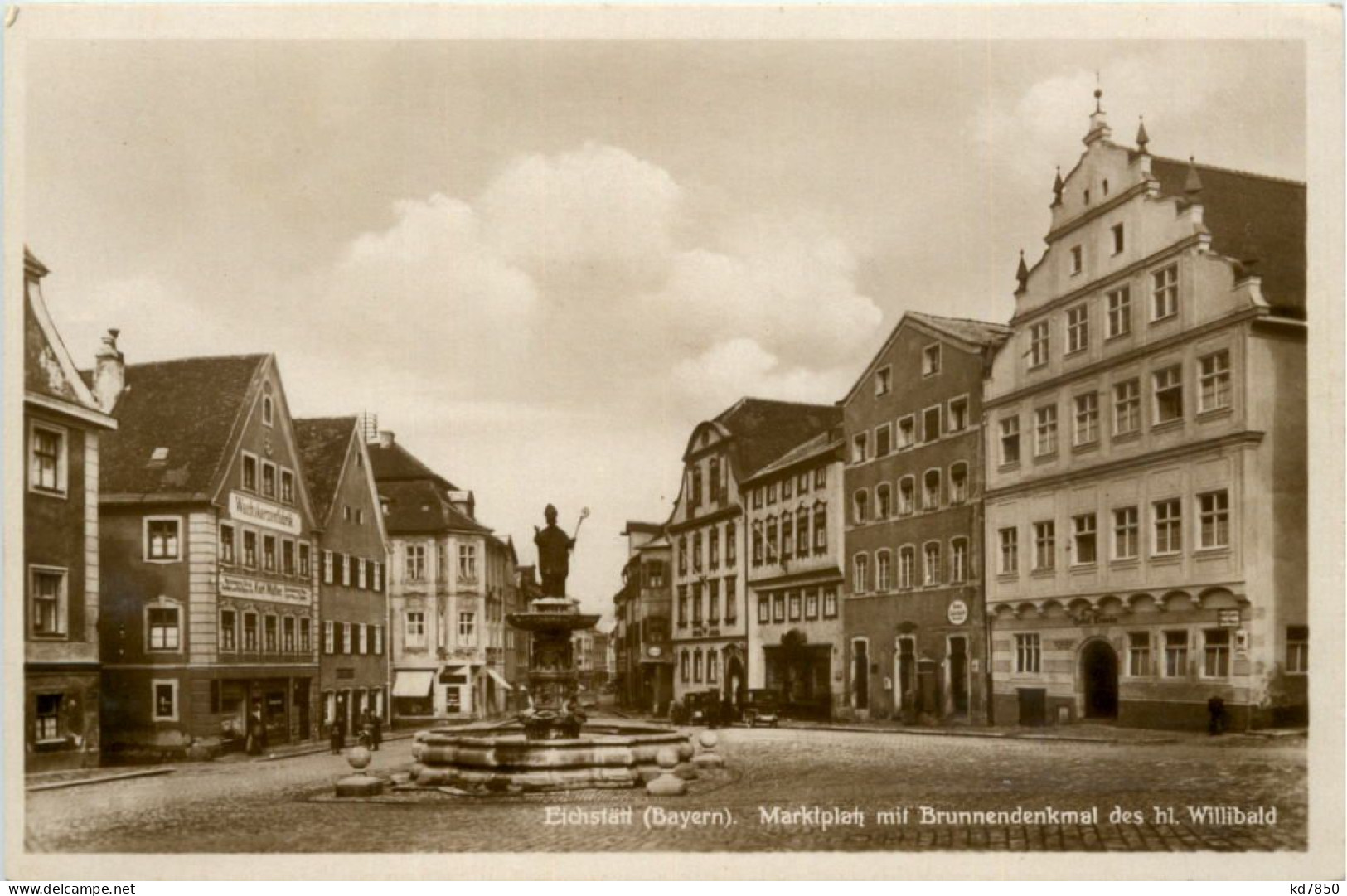 Eichstätt, Marktplatz Mit Brunnendenkmal Des Hl. Willibald - Eichstaett