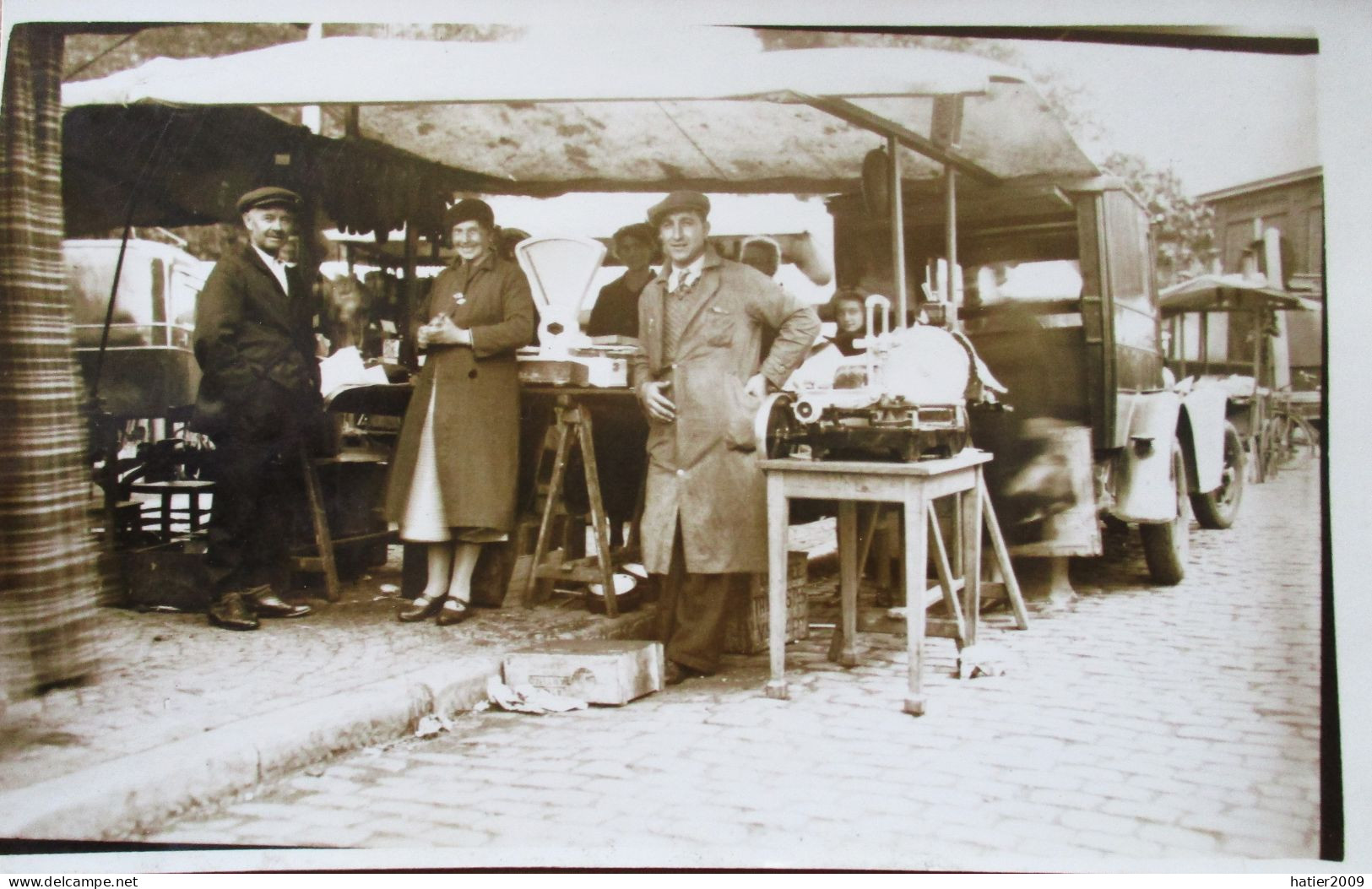 Carte Photo - Jeanne Sur Son Stand Au Marché Commercants Ambulants - Photographs