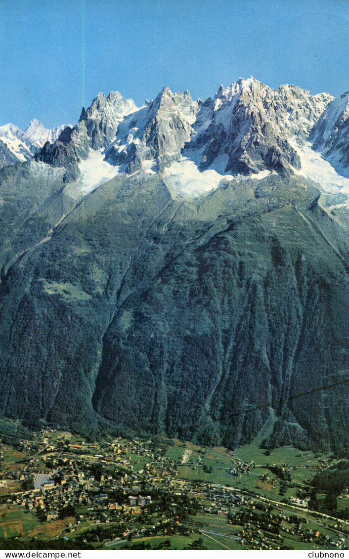 CPSM - CHAMONIX - VUE GENERALE ET LA CHAINE DES AIGUILLES - Chamonix-Mont-Blanc