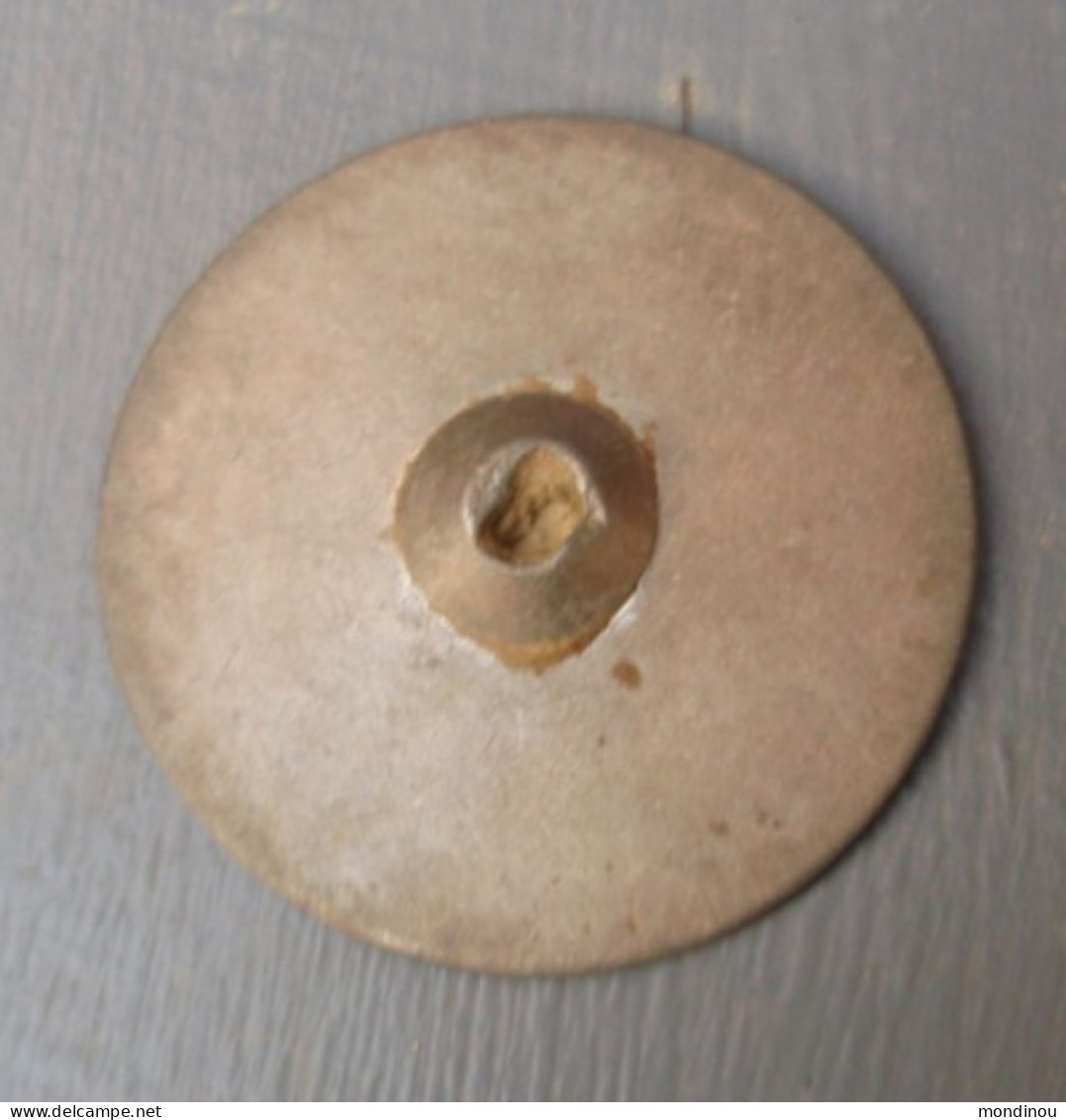 Ancien Bouton Plat à Identifier Si C'est Un Bouton. - Arte Popular