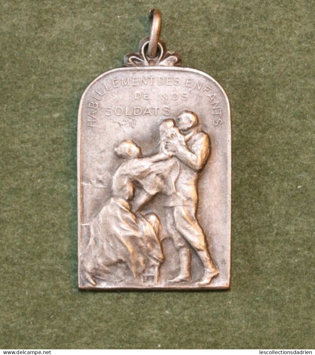 Médaille Habillement Des Enfants De Nos Soldats Guerre 14-18 - Belgian Medal Wwi - Médaillette - Journée - Charlier - Belgique