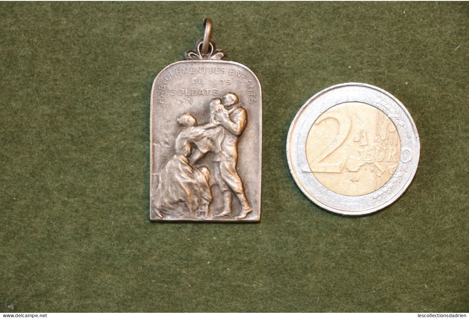 Médaille Habillement Des Enfants De Nos Soldats Guerre 14-18 - Belgian Medal Wwi - Médaillette - Journée - Charlier - Belgio