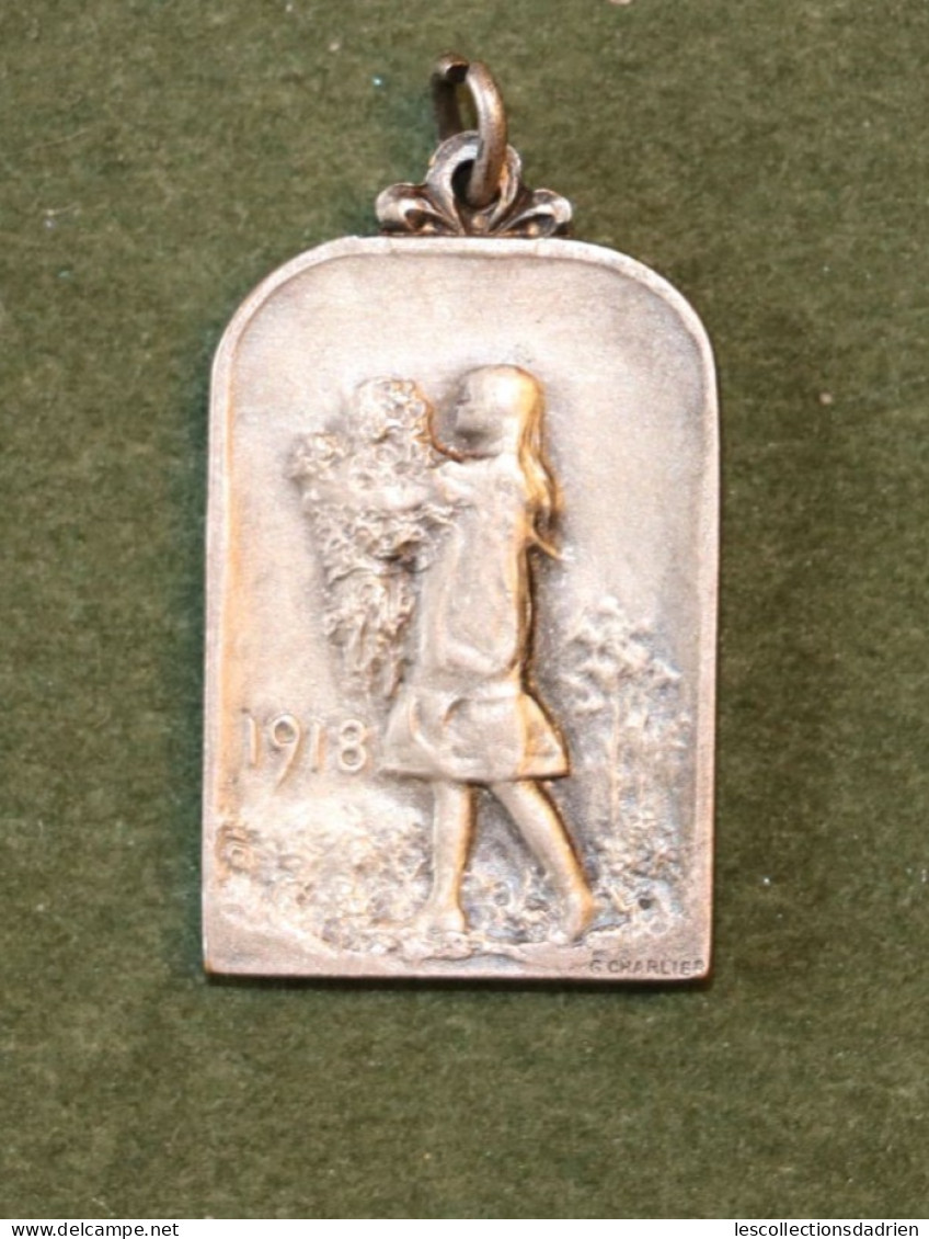 Médaille Habillement Des Enfants De Nos Soldats Guerre 14-18 - Belgian Medal Wwi - Médaillette - Journée - Charlier - Belgium