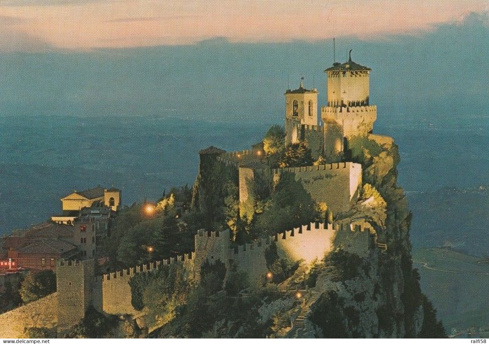 2 AK San Marino * Beide Karten Zeigen Den Ersten Turm Genannt Guaita, Die Zweite Karte Zeigt Den Ersten Turm Bei Nacht * - Saint-Marin