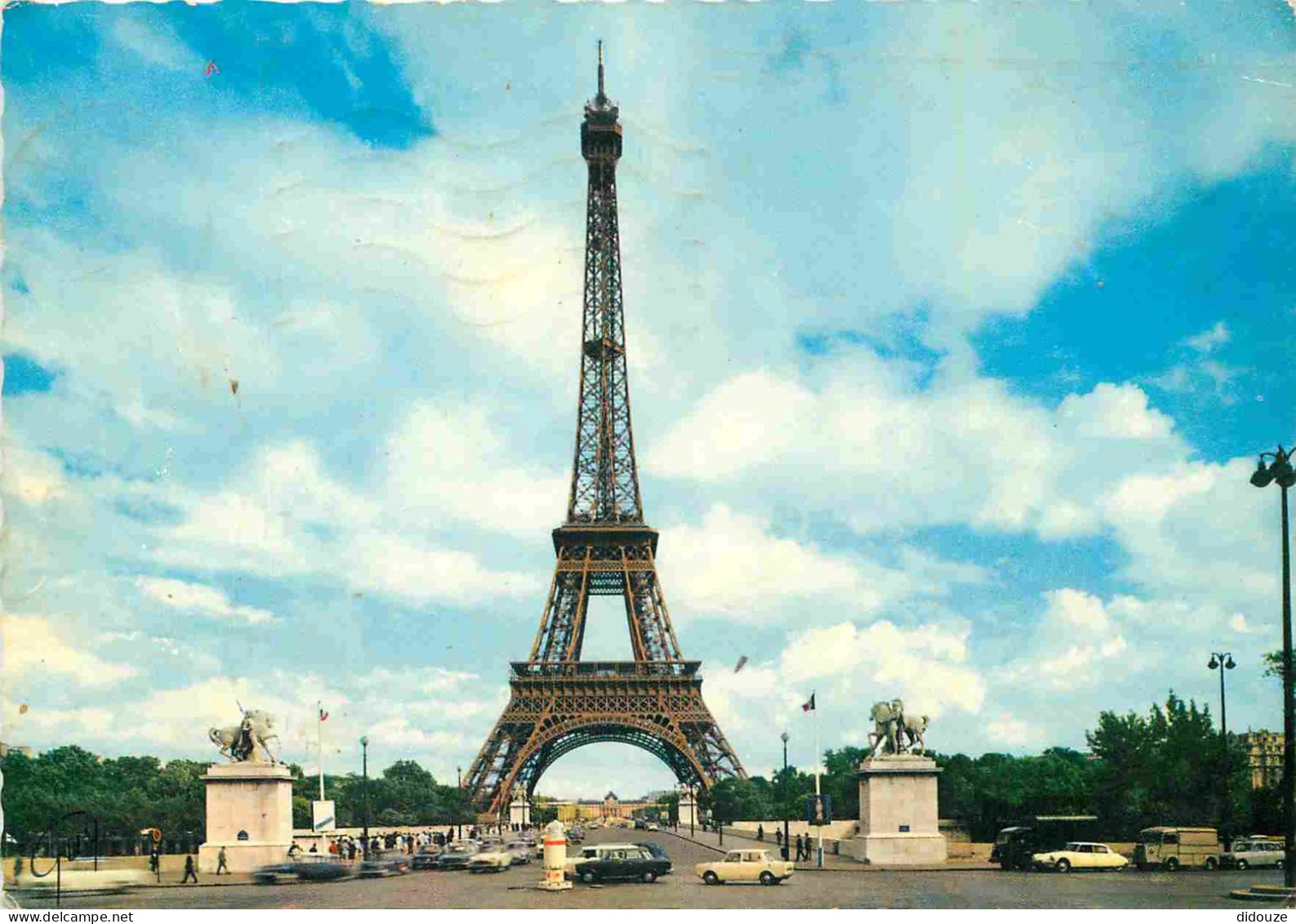 75 - Paris - Tour Eiffel - Automobiles - Carte Dentelée - CPSM Grand Format - Voir Scans Recto-Verso - Tour Eiffel