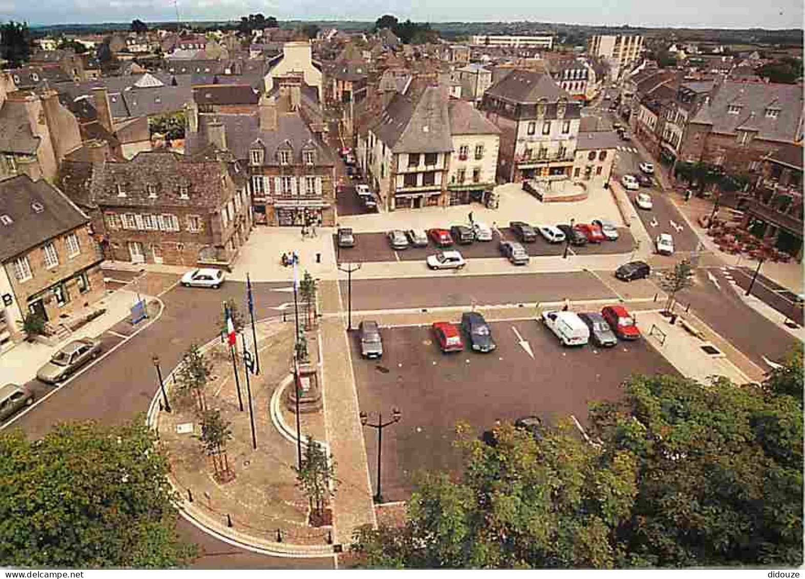 29 - Lesneven - La Nouvelle Place Du Général Le Plo - Vue Aérienne - Automobiles - Voir Scans Recto Verso  - Lesneven